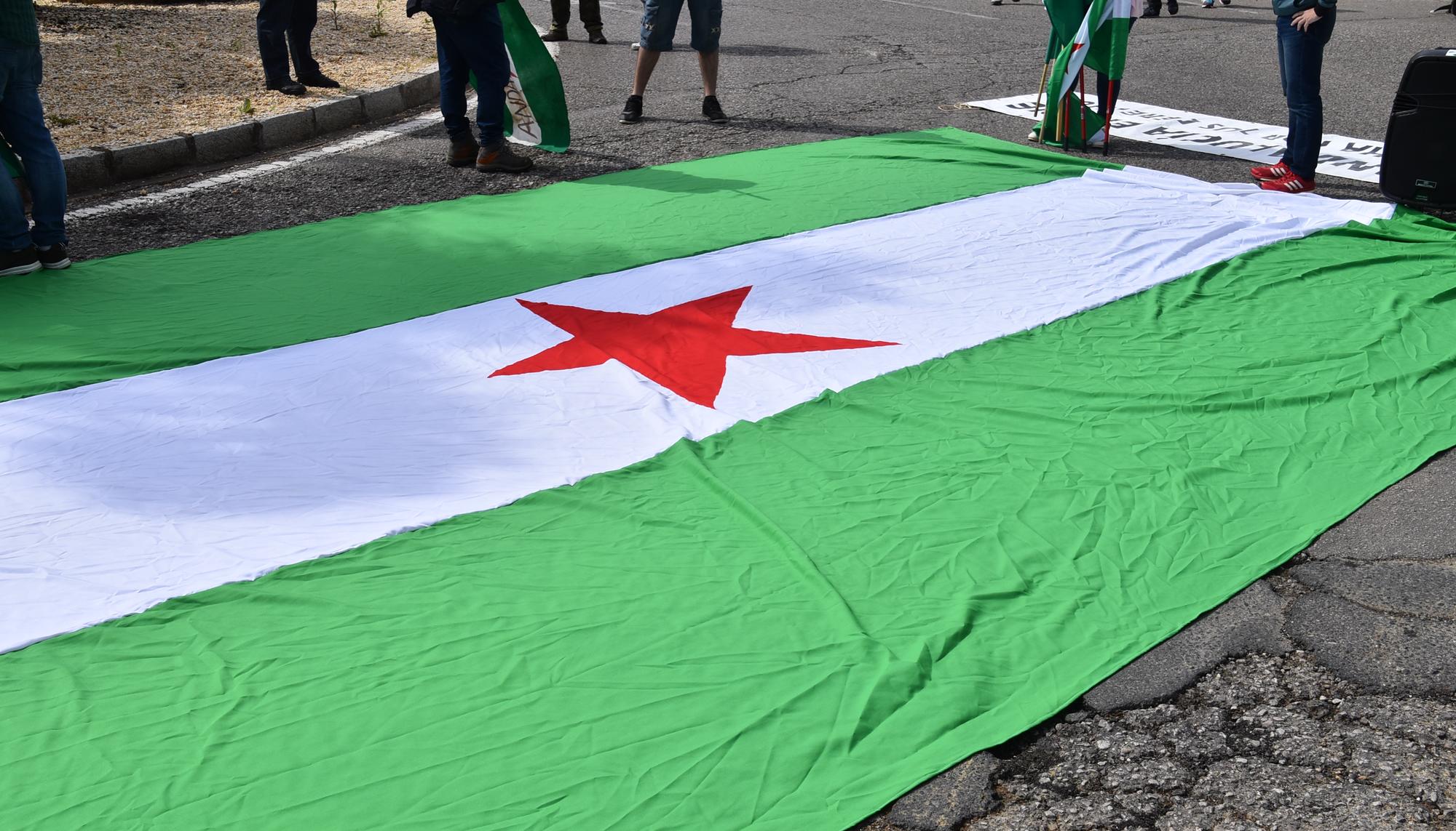 Bandera andaluza gigante con la estrella